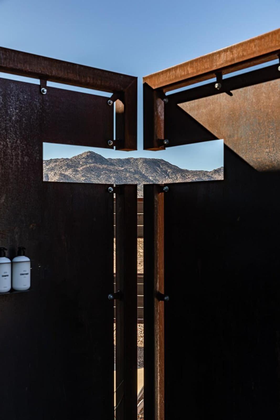 Shelter 2 L A Classic At Joshua Tree Park Entrance Exterior foto